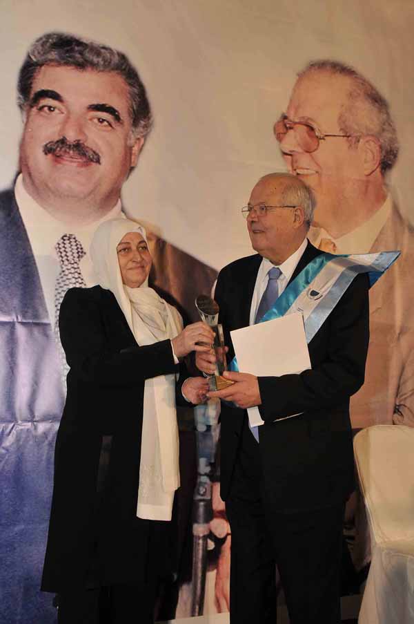 كرمت النائب بهية الحريري والشبكة المدرسية لصيدا والجوار رئيس مجلس ادارة مستشفى حمود الجامعي الدكتور غسان حمود لمناسبة اختياره من قبل الشبكة المدرسية الشخصية الريادية للعام 2012 ،
