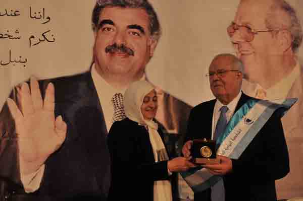 كرمت النائب بهية الحريري والشبكة المدرسية لصيدا والجوار رئيس مجلس ادارة مستشفى حمود الجامعي الدكتور غسان حمود لمناسبة اختياره من قبل الشبكة المدرسية الشخصية الريادية للعام 2012 ،