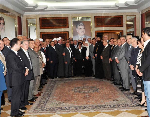 قدم زكي هدية تذكارية الى الوزيرة الحريري عبارة عن لوحة للقدس وزيتونها ، وبدورها قدمت له الحريري درعاً تكريمياً بإسم اللجنة اللبنانية الفلسطينية للحوار والتنمية بمشاركة اعضاء اللجنة .
