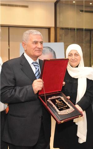 قدم زكي هدية تذكارية الى الوزيرة الحريري عبارة عن لوحة للقدس وزيتونها ، وبدورها قدمت له الحريري درعاً تكريمياً بإسم اللجنة اللبنانية الفلسطينية للحوار والتنمية بمشاركة اعضاء اللجنة .