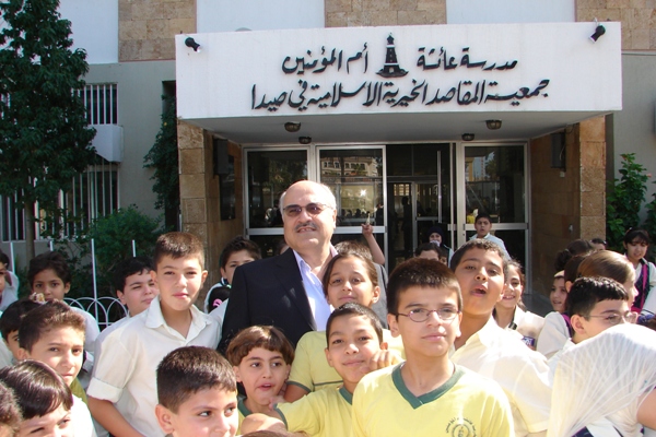 مديرة المدرسة السيدة زهرة الجبيلي مع  مدرسة عائشة أم المؤمنين في صيدا...  مصدر الصور جريدة صيدا نت 