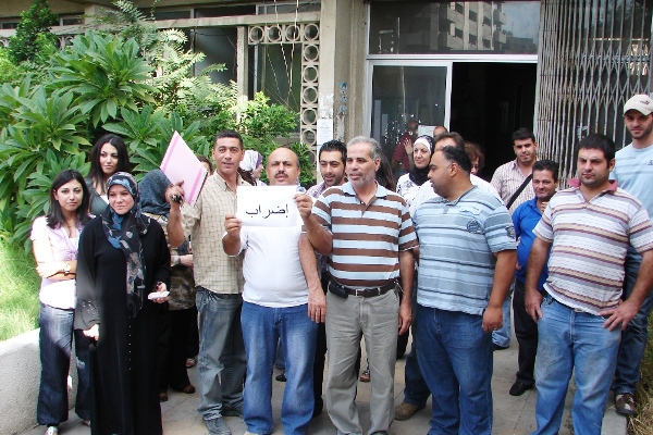 نحن عمال الفاتورة في مؤسسة كهرباء لبنان صيدا نعلن اضرابا مفتوحا حتى تحقيق مطللبنا