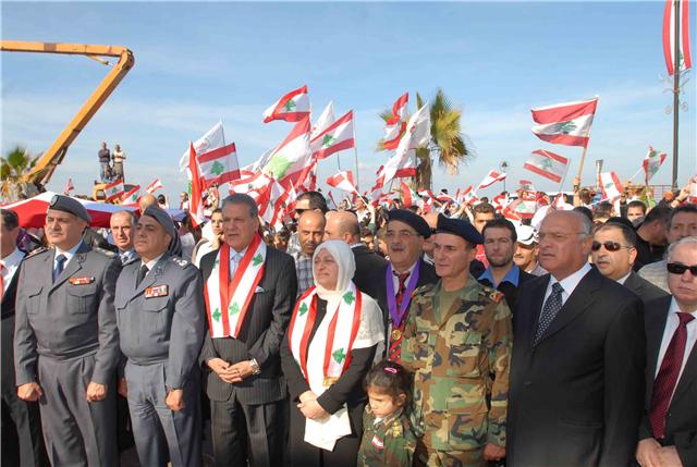 رافت نعيم / تحت شعار " للعلا للعلم .. صيدا اكبر علم " ميزت عاصمة الجنوب صيدا احتفالها بعيدي العلم والاستقلال برفع اكبر علم لبناني بلغ طوله 12 متر وعرضه 6 امتارفوق اعلى سارية بلغ ارتفاعها 21 مترا عند مدخل البولفار البحري للمدينة وذلك في احتفال اقامته الشبكة المدرسية لصيدا والجوار برعاية وحضور رئيسة لجنة التربية والثقافة النيابية النائب بهية الحريري تصوير وليد عنير