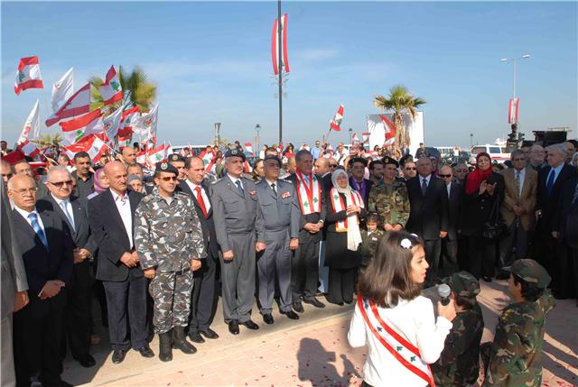 رافت نعيم / تحت شعار " للعلا للعلم .. صيدا اكبر علم " ميزت عاصمة الجنوب صيدا احتفالها بعيدي العلم والاستقلال برفع اكبر علم لبناني بلغ طوله 12 متر وعرضه 6 امتارفوق اعلى سارية بلغ ارتفاعها 21 مترا عند مدخل البولفار البحري للمدينة وذلك في احتفال اقامته الشبكة المدرسية لصيدا والجوار برعاية وحضور رئيسة لجنة التربية والثقافة النيابية النائب بهية الحريري تصوير وليد عنير