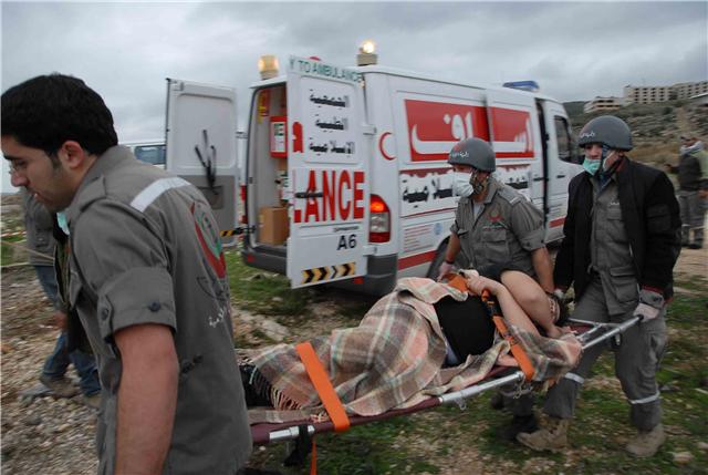 75 مسعفا ومسعفة يتدربون في منشآت كفرفالوس على مواجهة حالات الطوارىءعمليات انقاذ واخلاء مصابين ومحاصرين ومستشفى ميداني وغرفة عمليات مشتركة / تصوير وليد عنتر