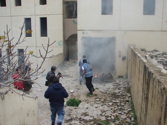  إحراق إحدى المباني المدمرة وإنزال المصابين تصوير هلال حبلي