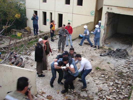 تم إحراق إحدى المباني المدمرة وإنزال المصابين تصوير هلال حبلي