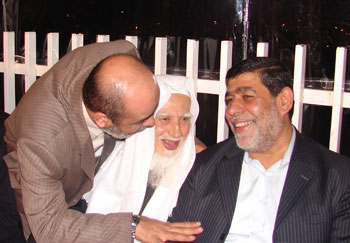 السيد بسام حمود يمازح الحاج ابو عبد الله الترياقي ويشاركهم الابتسامة الشيخ الصيفي