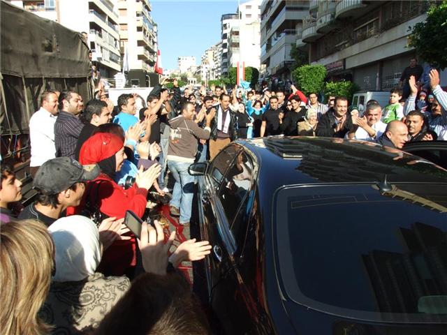 دولة الرئيس سعد الدين الحريري يحيي الحشد الكبير عند حاجز محبة لقطاع الشباب&rlm;