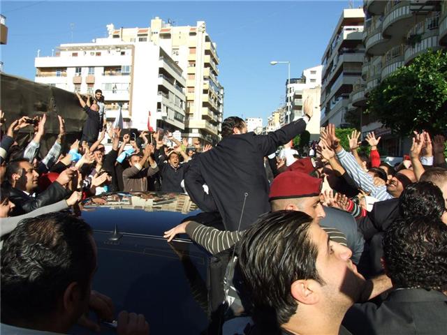 دولة الرئيس سعد الدين الحريري يحيي الحشد الكبير عند حاجز محبة لقطاع الشباب&rlm;
