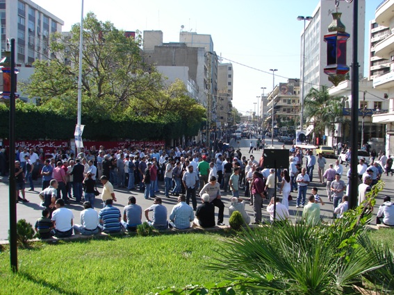 لبت حشود غفيرة من جمهور التنظيم الشعبي الناصري نداء الدكتور أسامة سعد فنزلوا عند العاشرة من صباح اليوم إلى ساحة النجمة في صيدا وشاركوا في الاعتصام ضد الغلاء والحكومة