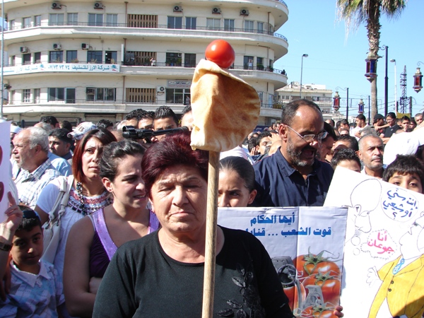 لبت حشود غفيرة من جمهور التنظيم الشعبي الناصري نداء الدكتور أسامة سعد فنزلوا عند العاشرة من صباح اليوم إلى ساحة النجمة في صيدا وشاركوا في الاعتصام ضد الغلاء والحكومة