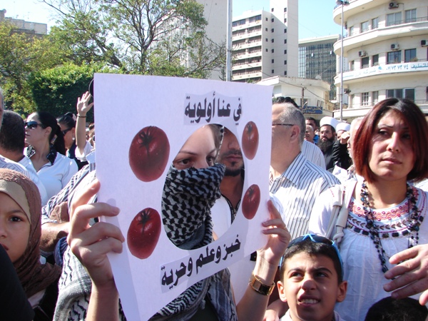 لبت حشود غفيرة من جمهور التنظيم الشعبي الناصري نداء الدكتور أسامة سعد فنزلوا عند العاشرة من صباح اليوم إلى ساحة النجمة في صيدا وشاركوا في الاعتصام ضد الغلاء والحكومة