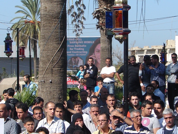 لبت حشود غفيرة من جمهور التنظيم الشعبي الناصري نداء الدكتور أسامة سعد فنزلوا عند العاشرة من صباح اليوم إلى ساحة النجمة في صيدا وشاركوا في الاعتصام ضد الغلاء والحكومة