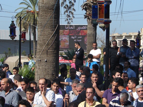 لبت حشود غفيرة من جمهور التنظيم الشعبي الناصري نداء الدكتور أسامة سعد فنزلوا عند العاشرة من صباح اليوم إلى ساحة النجمة في صيدا وشاركوا في الاعتصام ضد الغلاء والحكومة