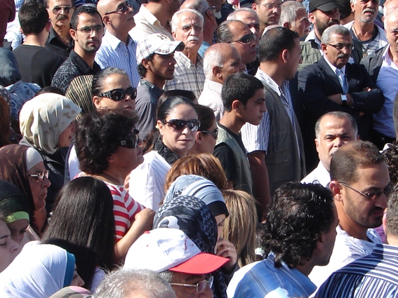 لبت حشود غفيرة من جمهور التنظيم الشعبي الناصري نداء الدكتور أسامة سعد فنزلوا عند العاشرة من صباح اليوم إلى ساحة النجمة في صيدا وشاركوا في الاعتصام ضد الغلاء والحكومة