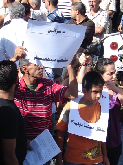 لبت حشود غفيرة من جمهور التنظيم الشعبي الناصري نداء الدكتور أسامة سعد فنزلوا عند العاشرة من صباح اليوم إلى ساحة النجمة في صيدا وشاركوا في الاعتصام ضد الغلاء والحكومة