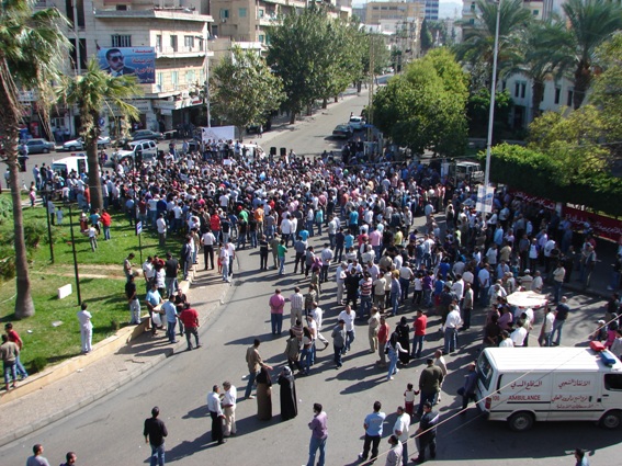 لبت حشود غفيرة من جمهور التنظيم الشعبي الناصري نداء الدكتور أسامة سعد فنزلوا عند العاشرة من صباح اليوم إلى ساحة النجمة في صيدا وشاركوا في الاعتصام ضد الغلاء والحكومة