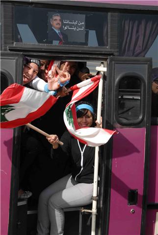 صيدا عبرت عن وفائها لإبنها الشهيد رفيق الحريري تصوير وليد عنتر