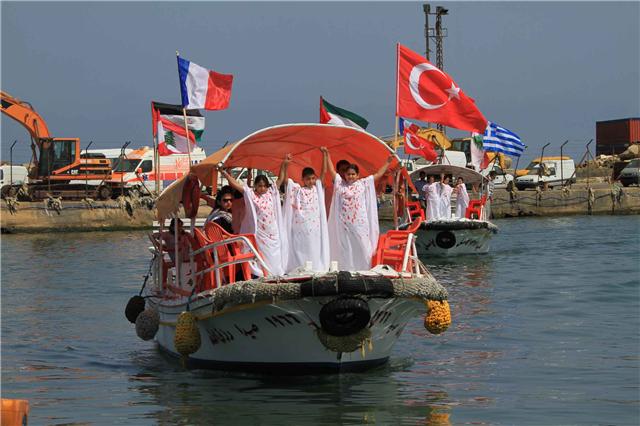 كسر تلامذة مدرسة الحاج بهاء الدين الحريري في صيدا وعلى طريقتهم الحصار الاسرائيلي المفروض على قطاع غزة بأسطول مصغر من المراكب البحرية انطلق من ميناء الصيادين قبالة قلعة صيدا البحرية ، جسّد اسطول سفن الحرية بناشطيه على اختلاف جنسياتهم وبشهدائه وجرحاه الذين سقطوا برصاص الجنود الصهانية..