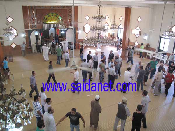 عائلة المصري تنزل الشيخ غازي حنينة من على منبره في جامع حمزة