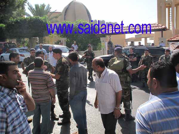 عائلة المصري تنزل الشيخ غازي حنينة من على منبره في جامع حمزة