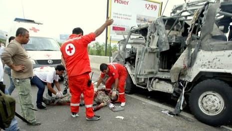 أحد الجنود المصابين في الشاحنة التابعة لليونيفيل بعيد الانفجار - رويترز)