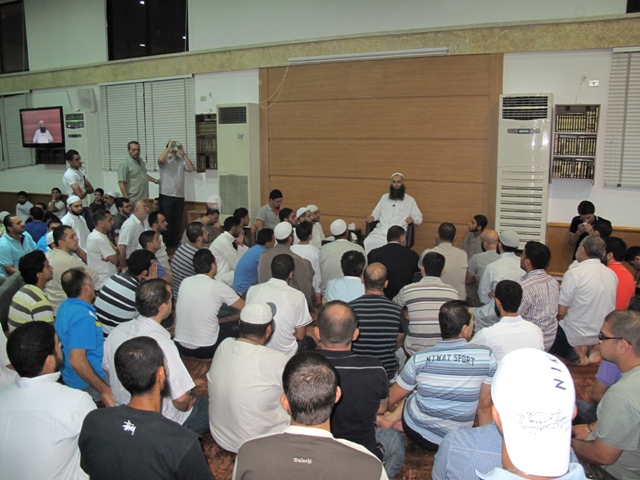 الشيخ الاسير يعطي درساً للمصلين
